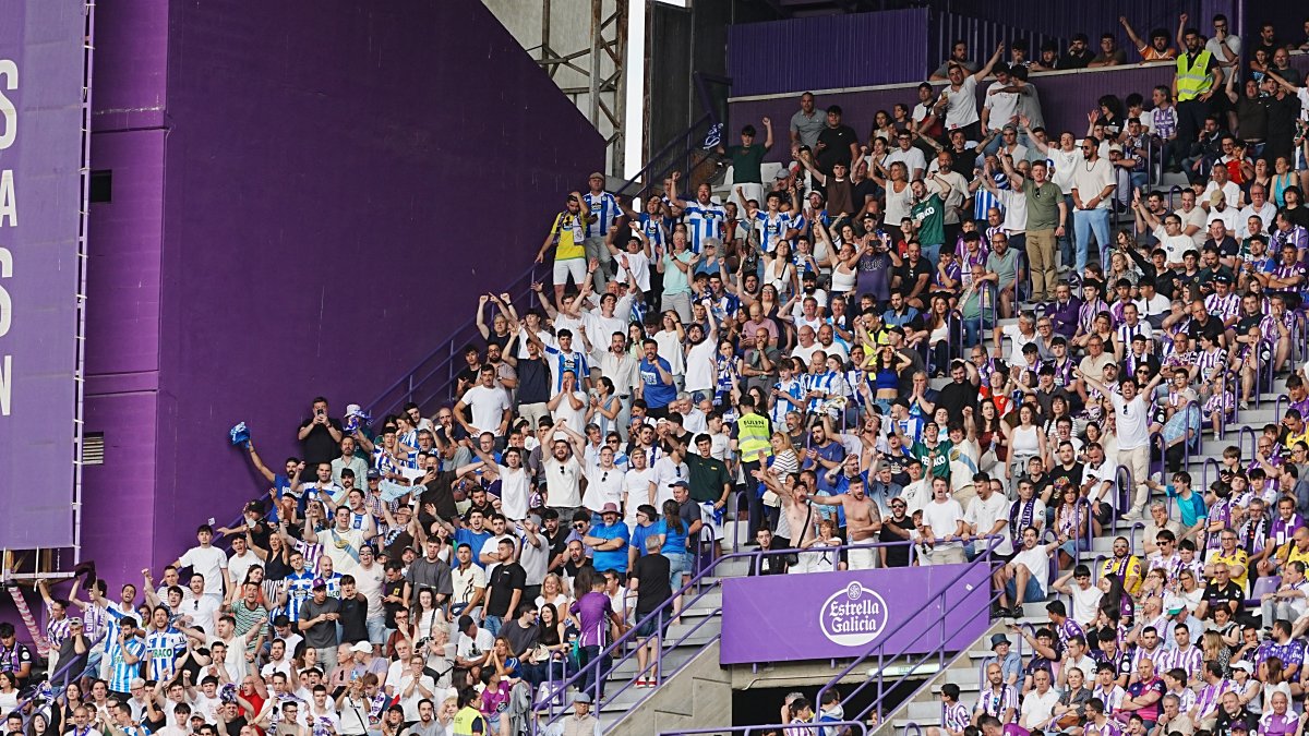 Seguidores mezclados en la grada de los dos equipos.