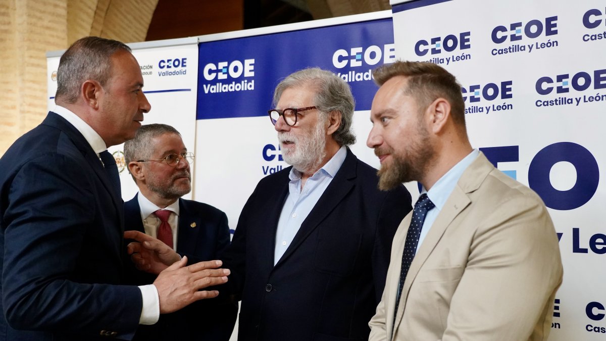 Imagen del presidente de CEOE Castilla y León, Santiago Aparicio; el presidente de CEOE Valladolid, Carlos Magdaleno, y el alcalde de Mayorga, David de la Viuda, entre otros.