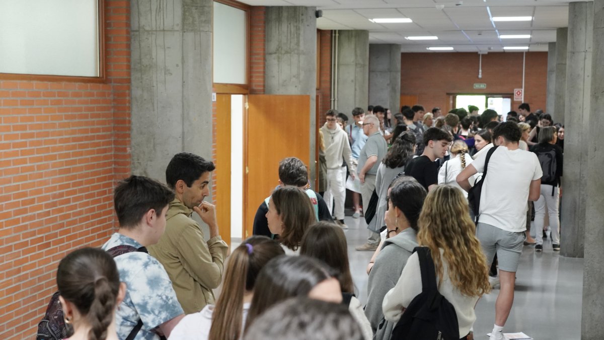 Estudiantes esperando a entrar para realizar las pruebas de la EBAU