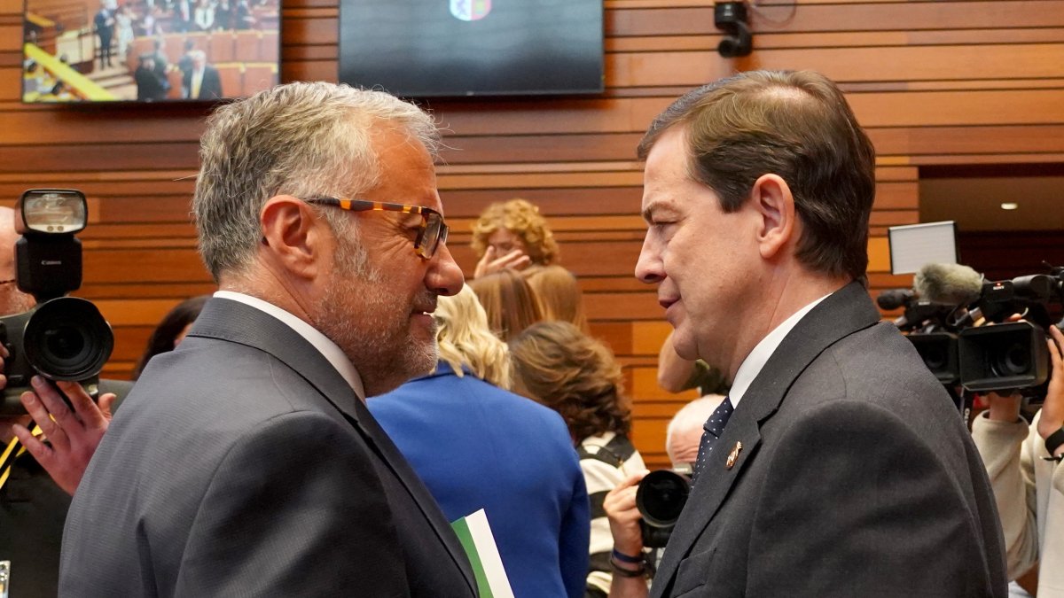 Carlos Pollán y Alfonso Fernández Mañueco se saludan el día del Pleno de Constitución de las Cortes, el pasado 14 de abril.