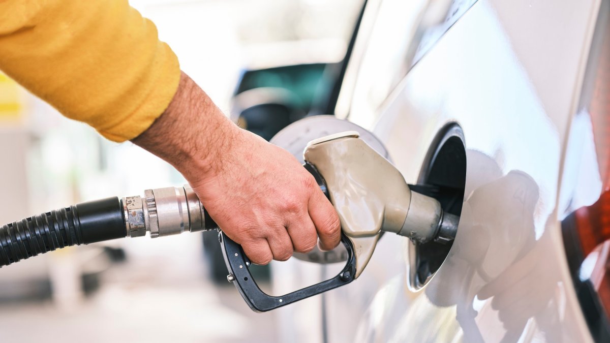 Un automóvil reposta en una gasolinera.
