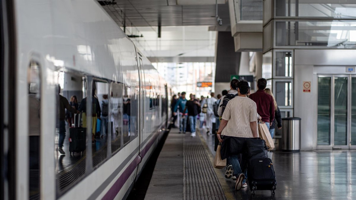 Pasajeros se suben a un tren AVE en una imagen de archivo.