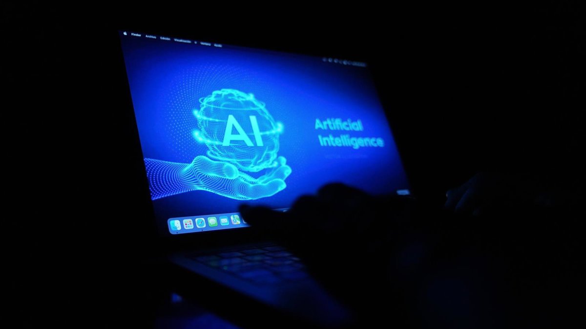 Un ordenador con las siglas AI de Artificial Intelligence (Inteligencia Artificial)
