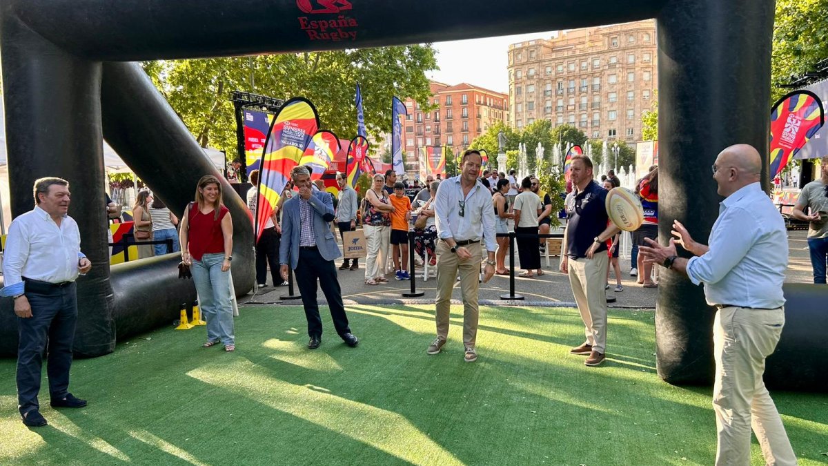 El alcalde y el presidente de la RFER en la inauguración de  la SVNS Village, la Fan Zone más urbana.