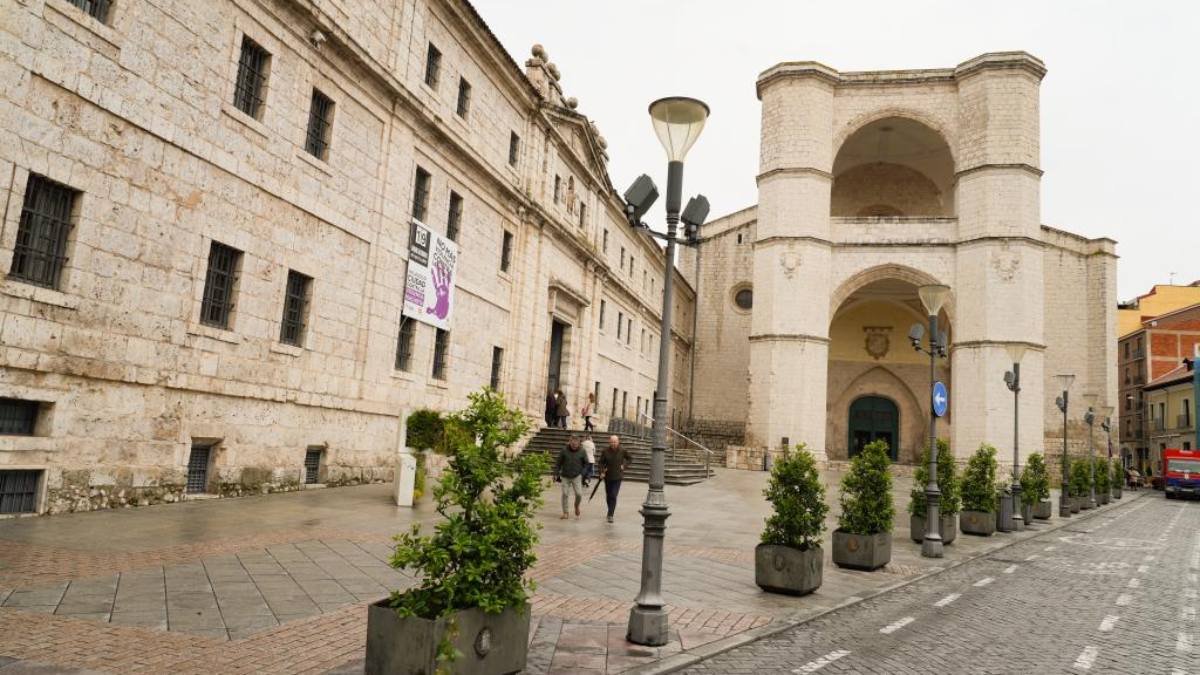 La Iglesia de San Benito el Real de Valladolid conserva en su pórtico uno de los vestigios históricos más sorprendentes de la ocupación napoleónica.