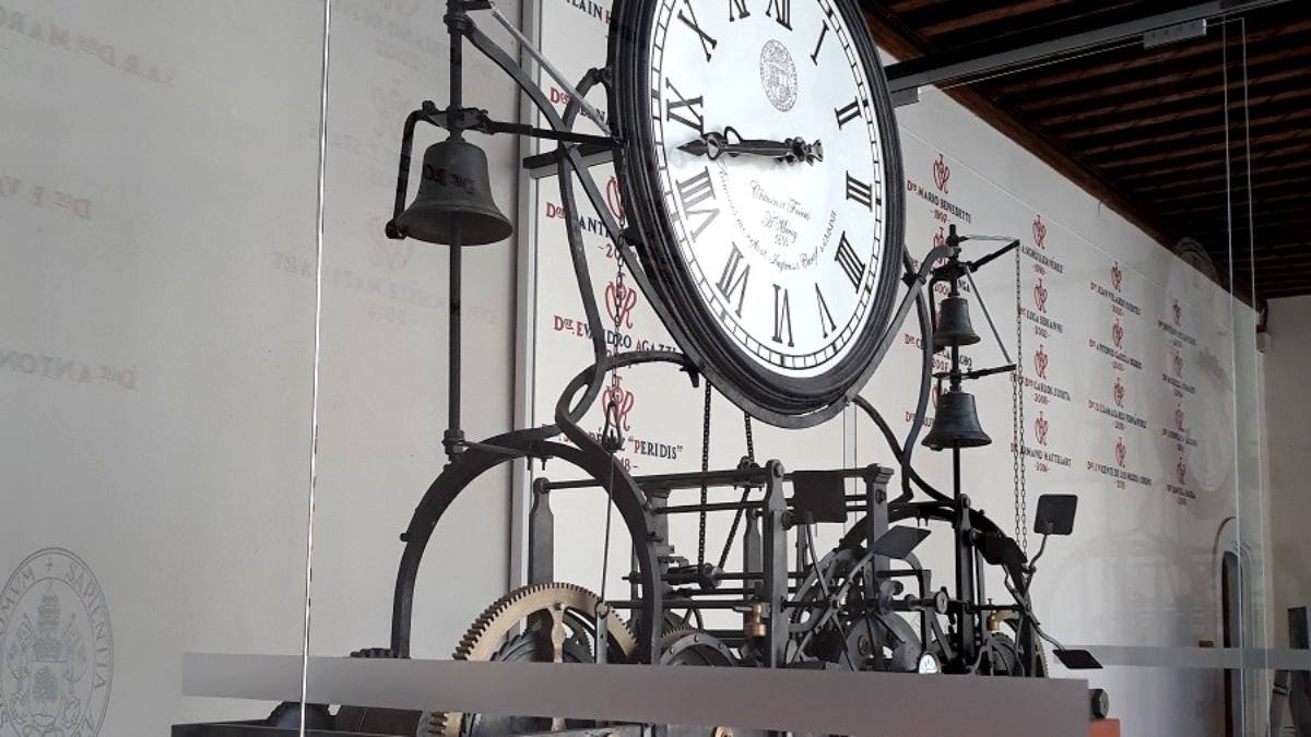 El histórico reloj del Palacio de Santa Cruz, restaurado tras permanecer desmontado y guardado durante 43 años, puede verse hoy con su maquinaria original al descubierto.