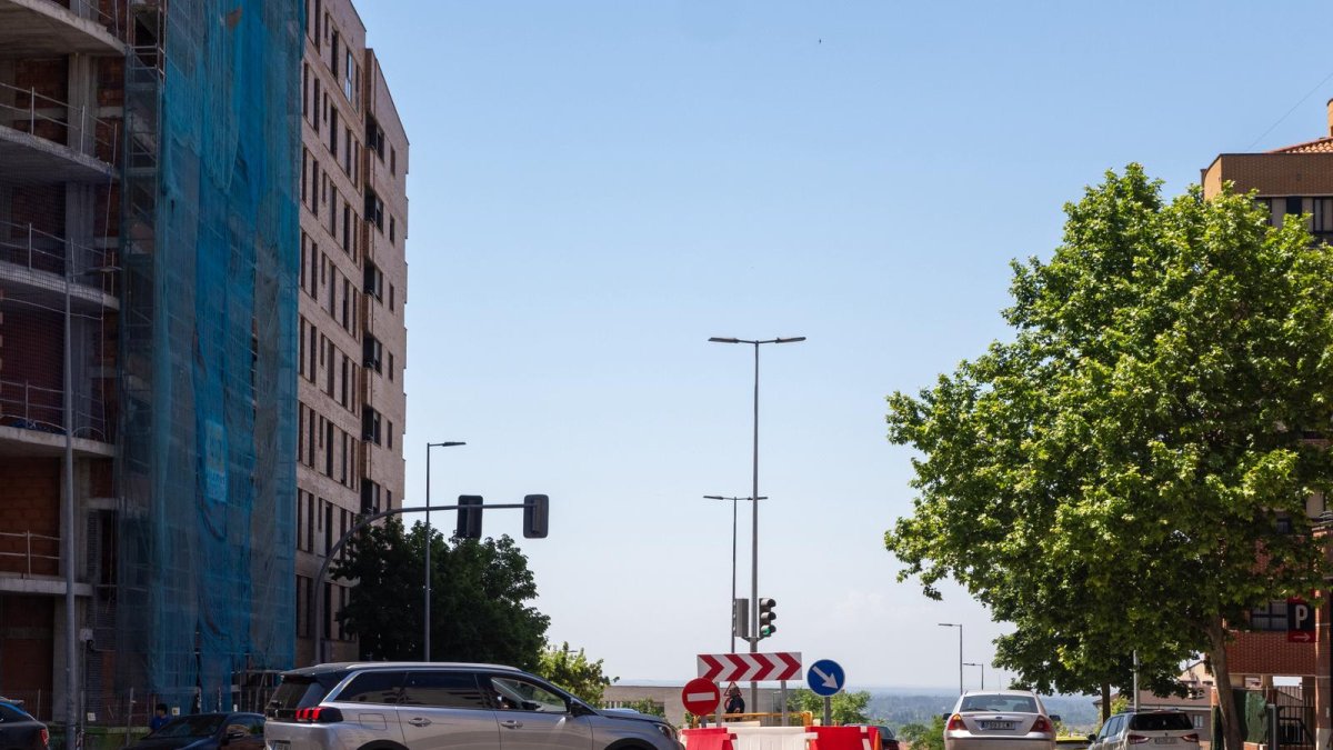Imagen de las obras de red de calor que se están llevando a cabo en el cruce ce la Calle Ciudad de la Habana con José Garrote Tebar