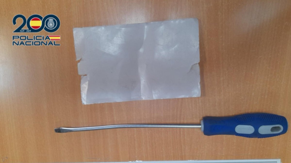 Destornillador utilizado para allanar la vivienda en Arturo Eyries