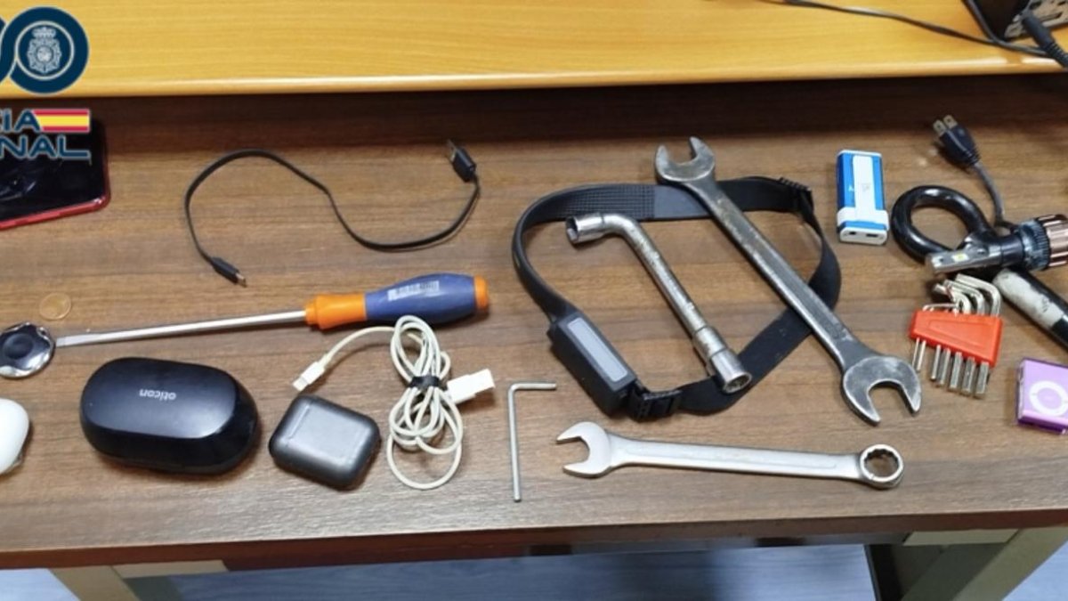 Objetos robados encontrados al detenido.