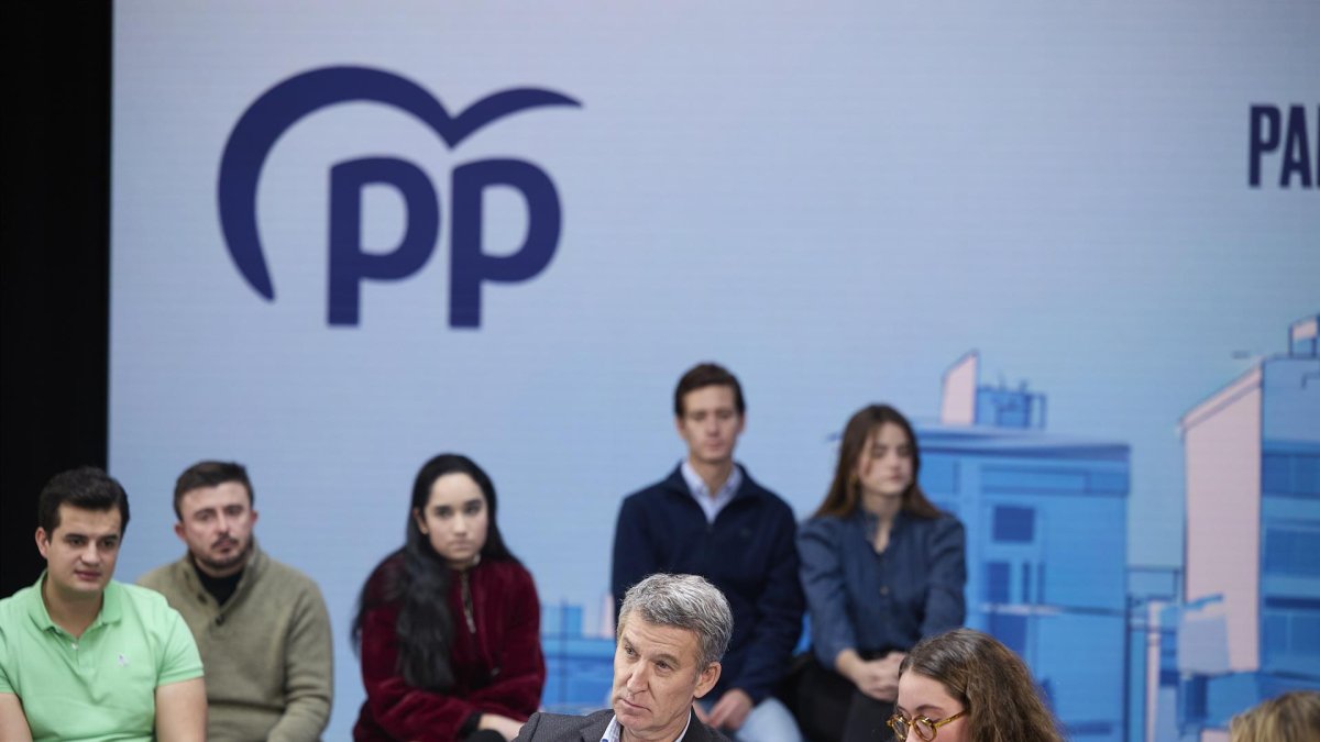 Alberto Núñez Feijóo durante una reunión con representantes de asociaciones juveniles, en una imagen de archivo.