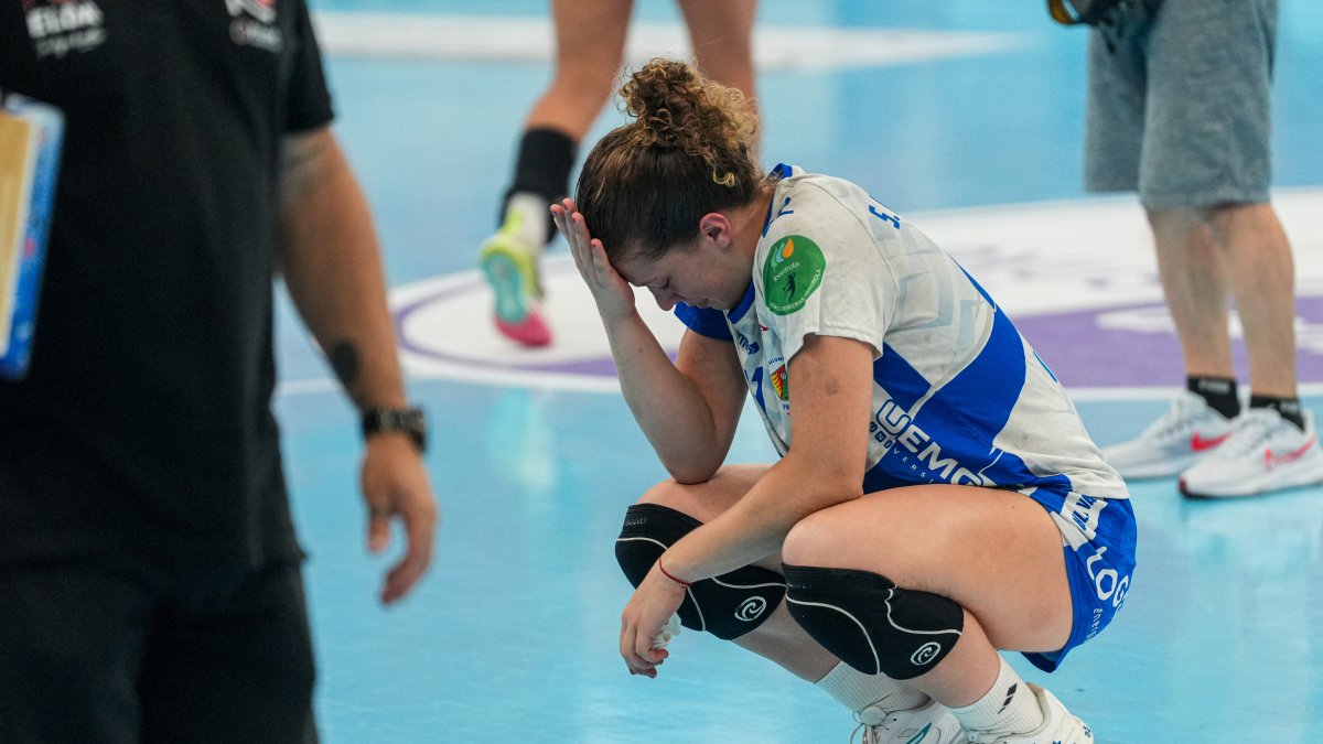 Savina Bergara, llorando tras el descenso del Aula.
