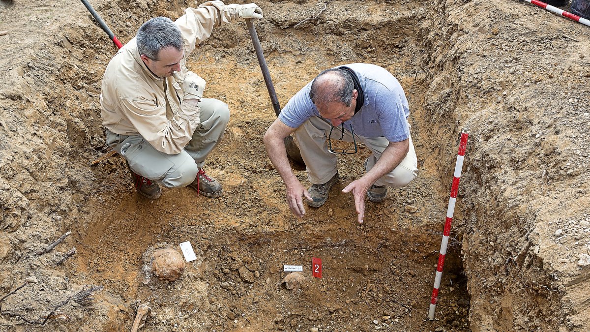 Participantes en la exhumación de una de las fosas comunes del cementerio de El Carmen en 2016.