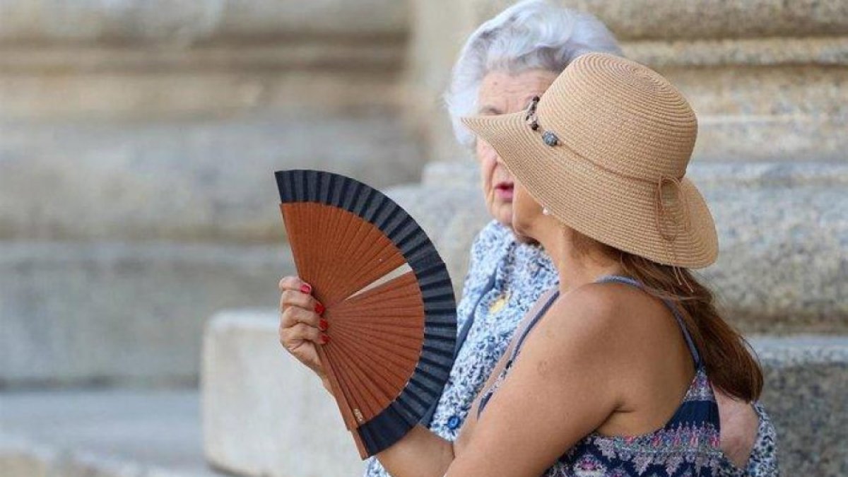 Mujeres abanicándose en una imagen de archivo.