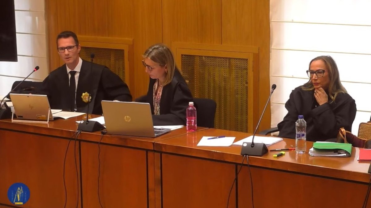 El fiscal en el 'caso ataúdes', durante su informe final en la Audiencia de Valladolid.