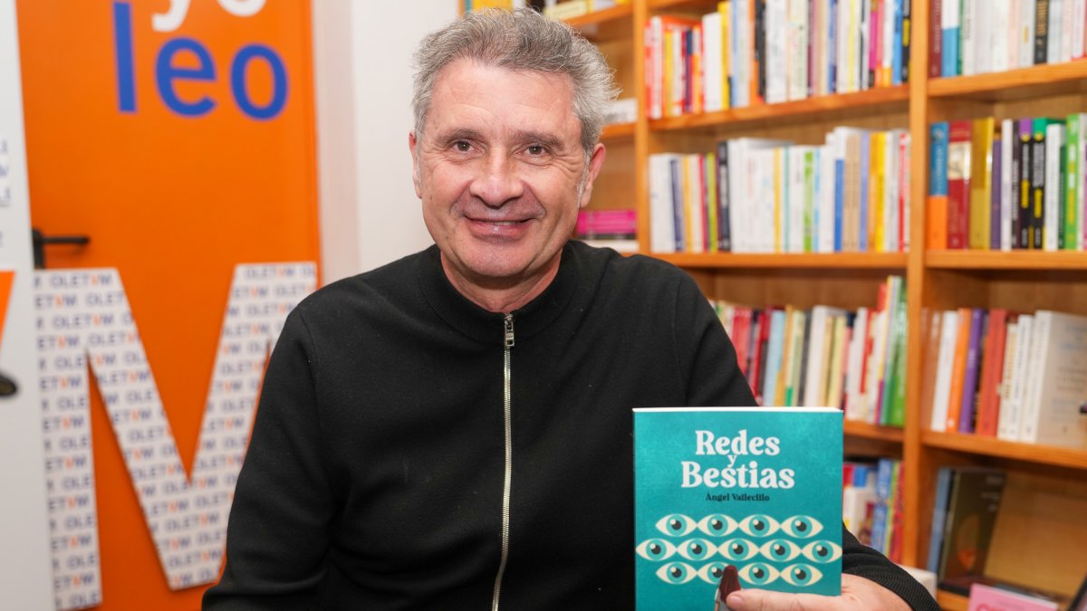 Ángel Vallecillo con su libro 'Redes y Bestias'.