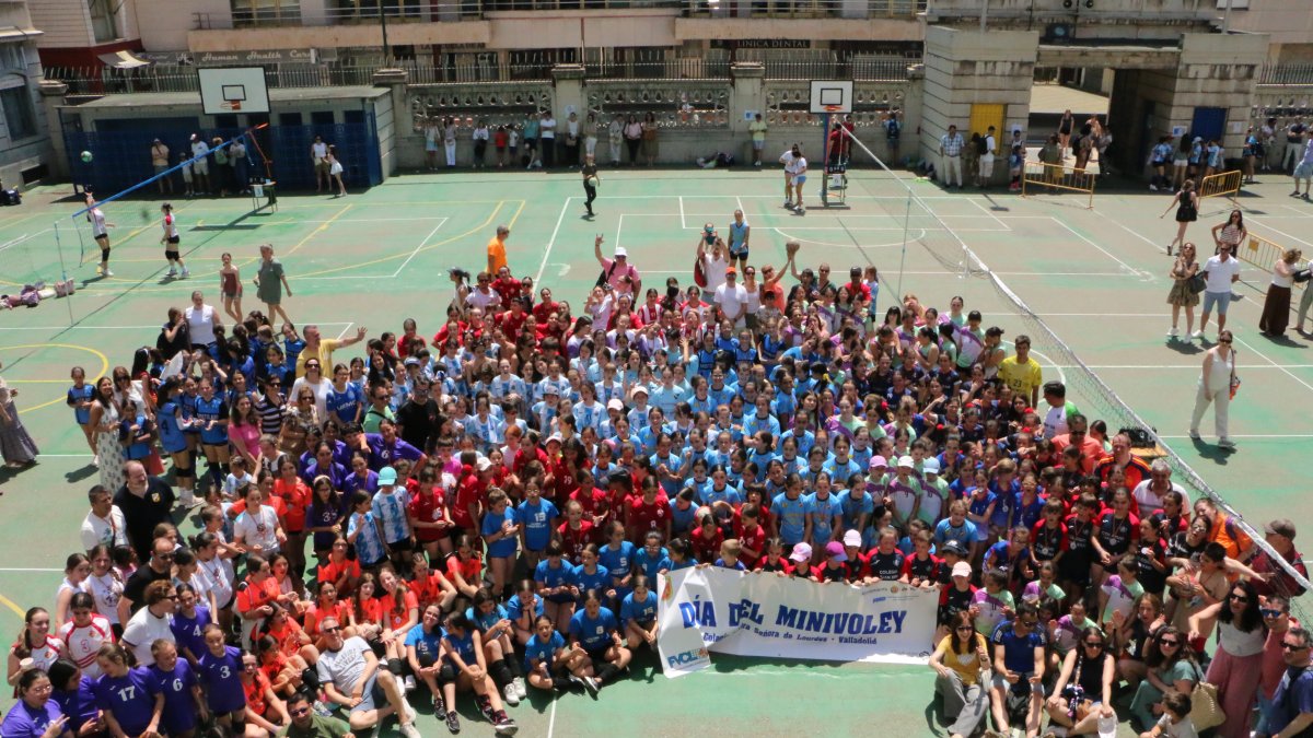 Foto de familia del día del Minivoley en el Colegio Lourdes.