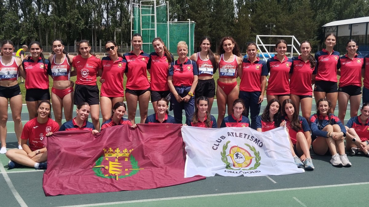 Equipo del CAV en Burgos con las dos banderas.