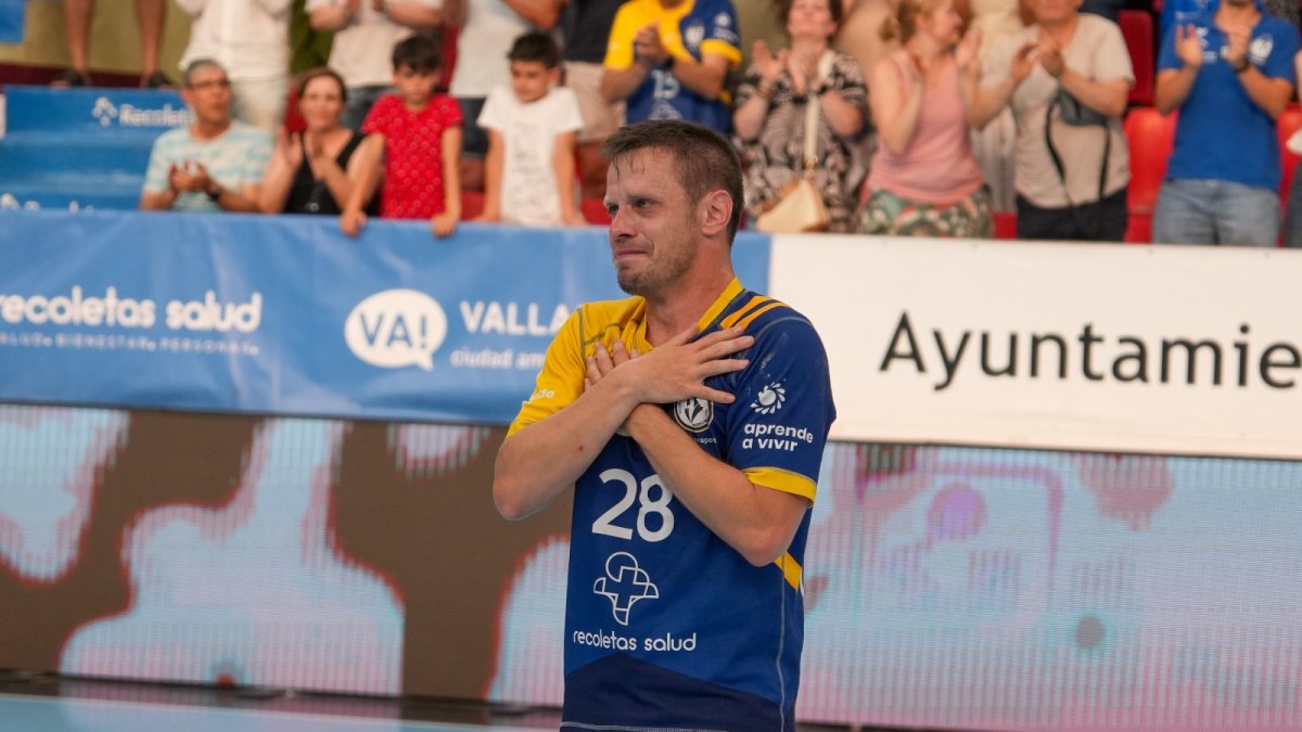 Miguel Camino, visiblemente emocionado, muestra su agradecimiento a la afición del Recoletas.