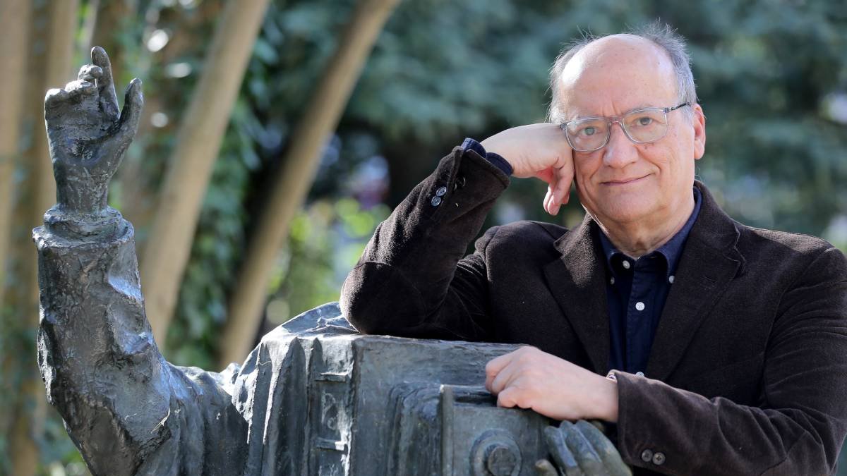 Gustavo Martín Garzo junto a la estatua del fotógrafo en el Campo Grande de Valladolid.