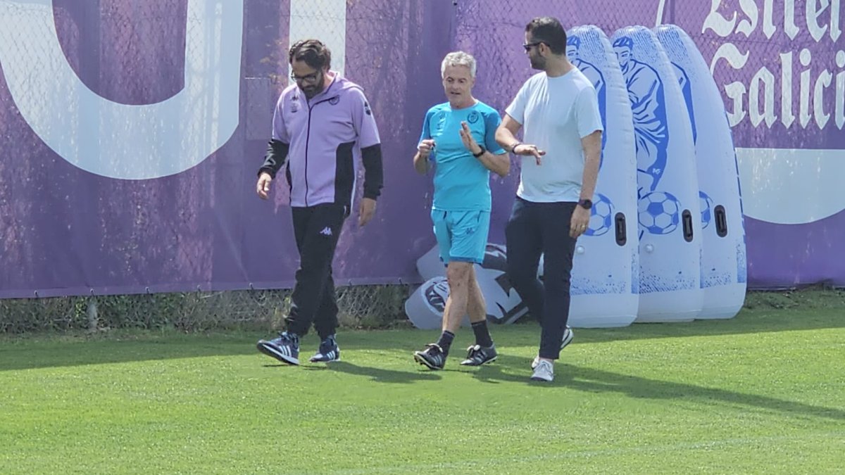 Orta, Escribá y Solares conversan en un entrenamiento.