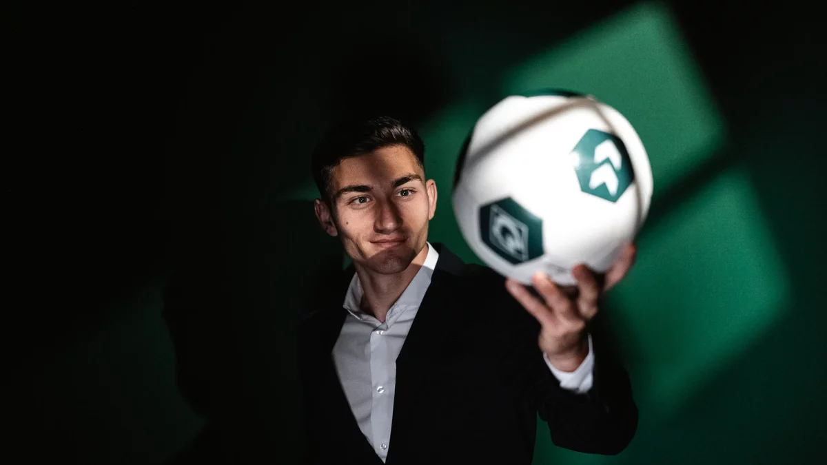 Chuki posa con el balón oficial de su nuevo club.