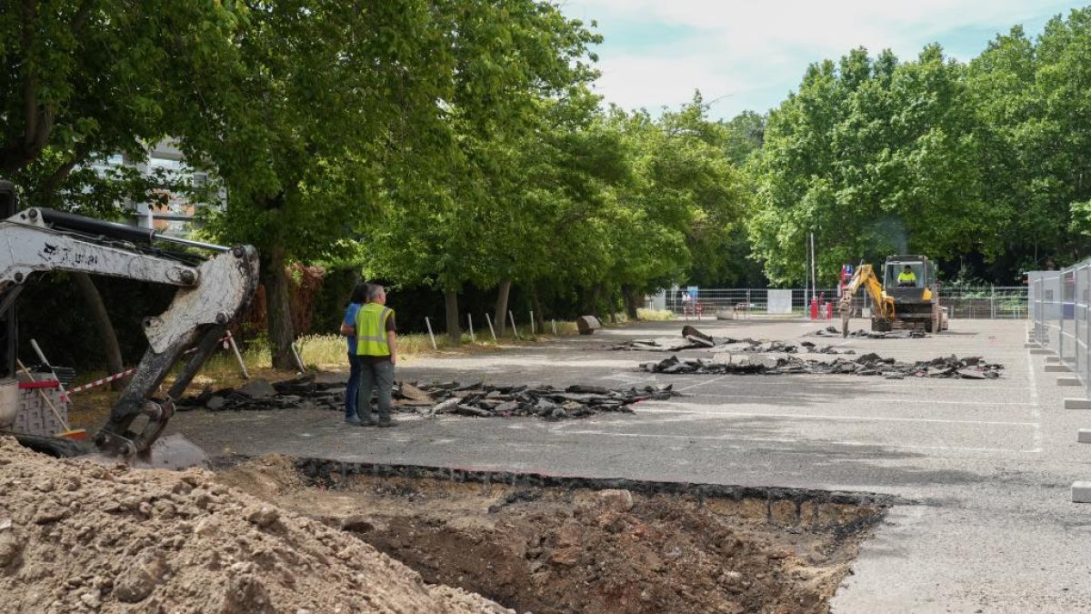 Operarios realizan catas arqueológicas antes del inicio de las obras en el patio del colegio El Salvador.