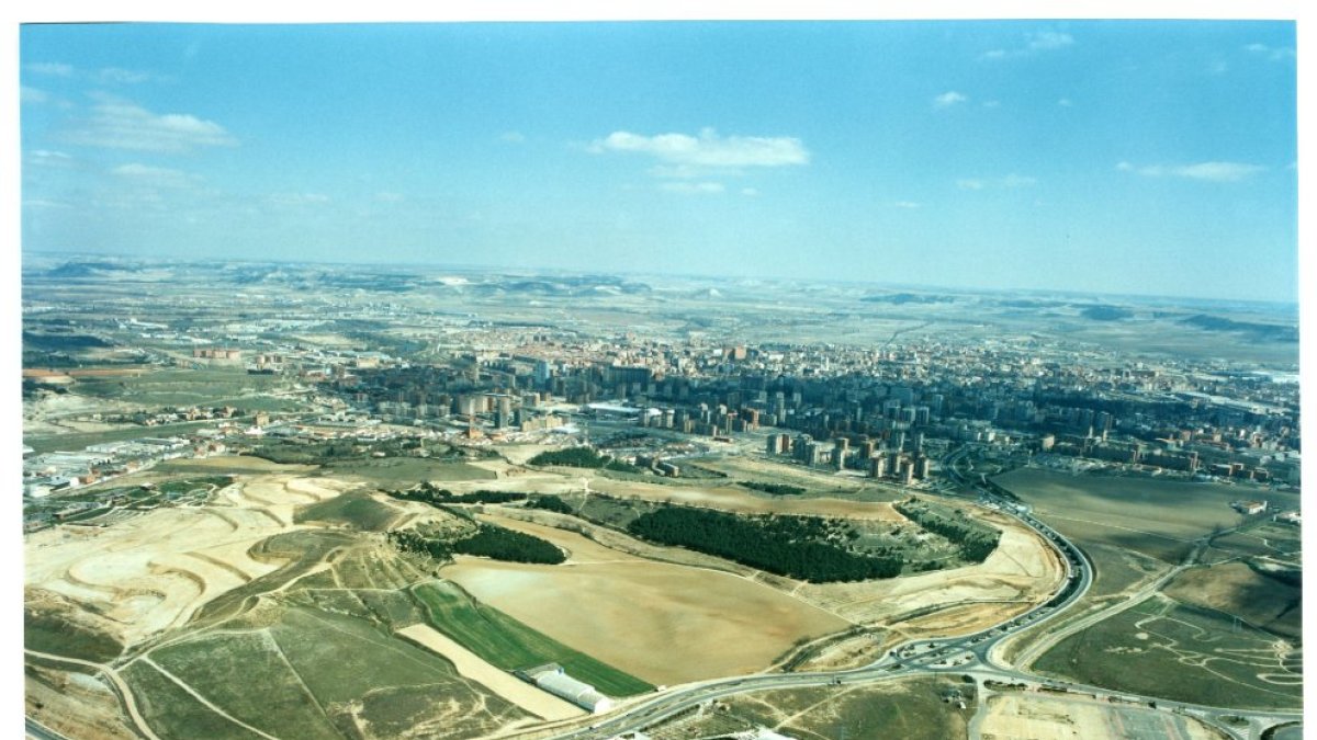 Panorámica en 1997 de Villa del Prado y de Las Contiendas, a ambos lados de la calle Padre José Acosta; y la actual Real de la Feria a la derecha. Abajo, ronda Oeste