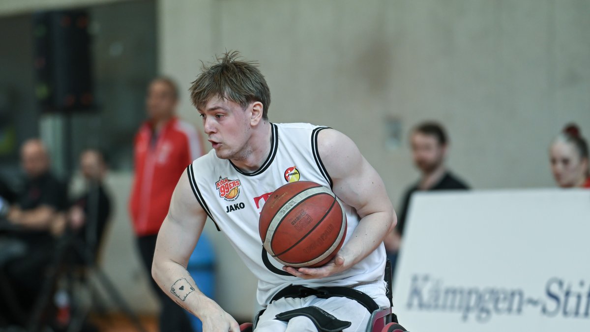 Jack Long, con el Koeln99ers en un partido de la Bundesliga.