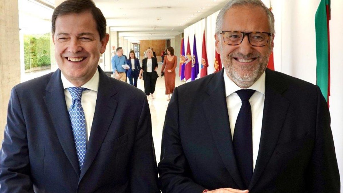 Alfonso Fernández Mañueco y Carlos Pollán, de vuelta del hall de las Cortes tras presentar el pacto de Gobierno.