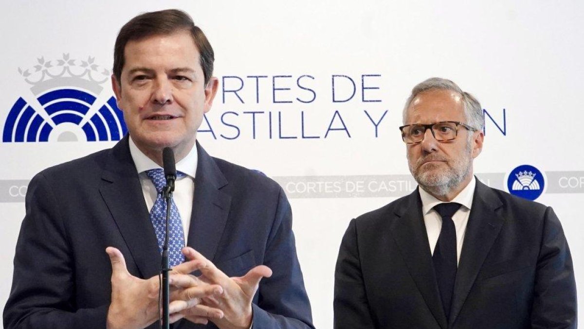 Alfonso Fernández Mañueco y Carlos Pollán, en la comparecencia para presentar el pacto de Gobierno PP-VOX.