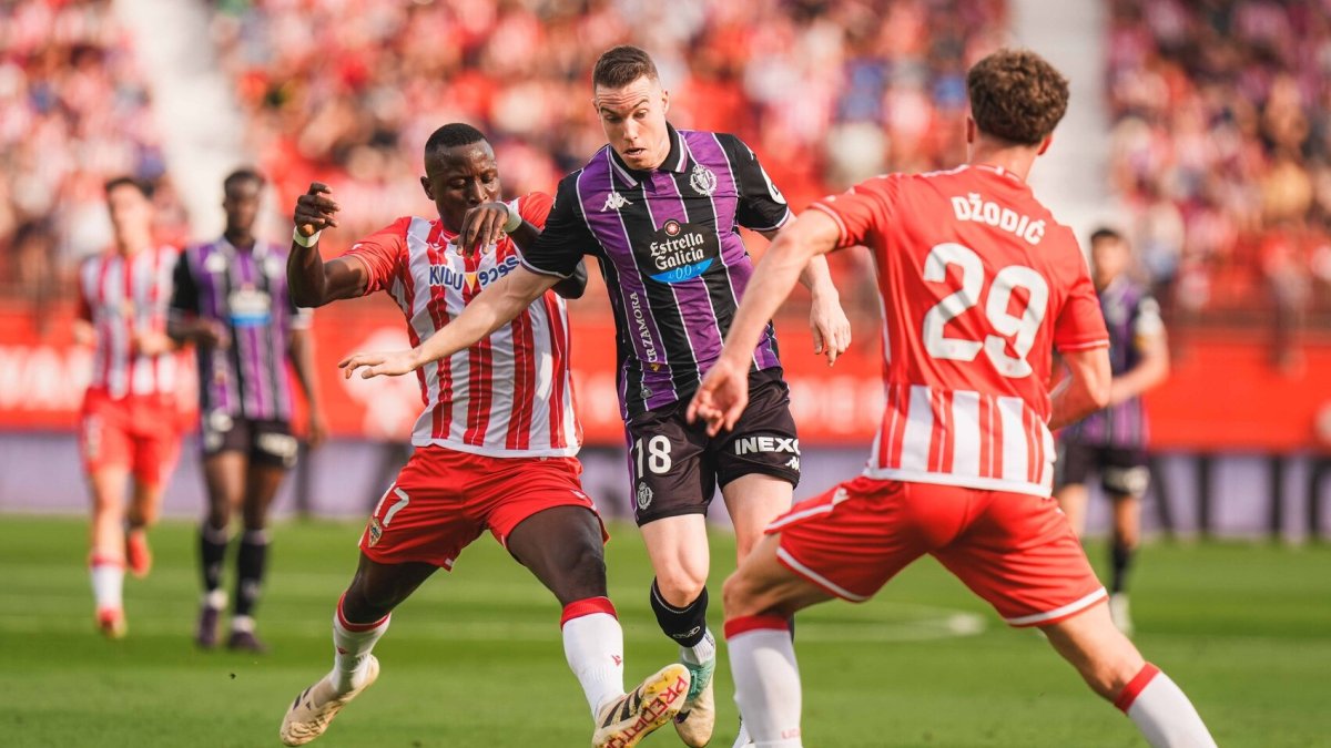 Clerc intenta eludir a Lopy y Dzodic durante el reciente partido de Almería.