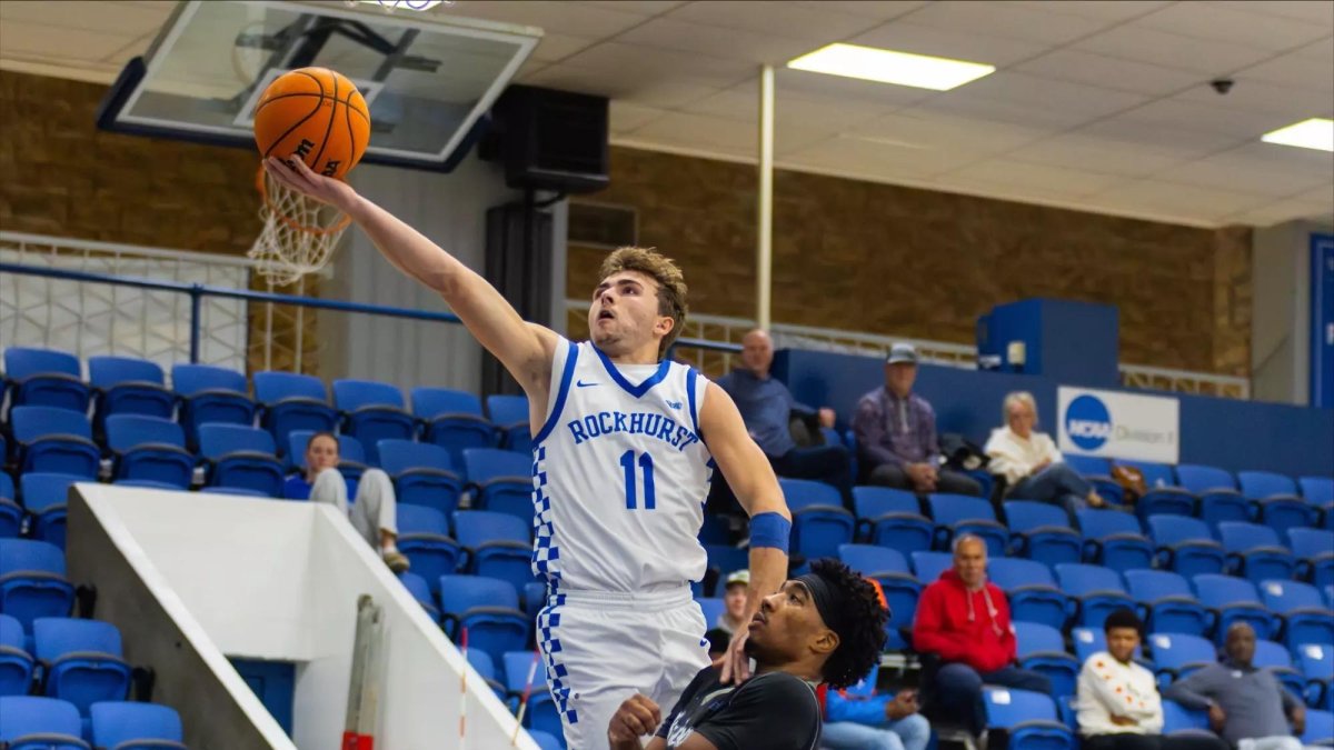 Drenin Dinkins con la camiseta de Rockhurst University Hawks de la NCAA II.