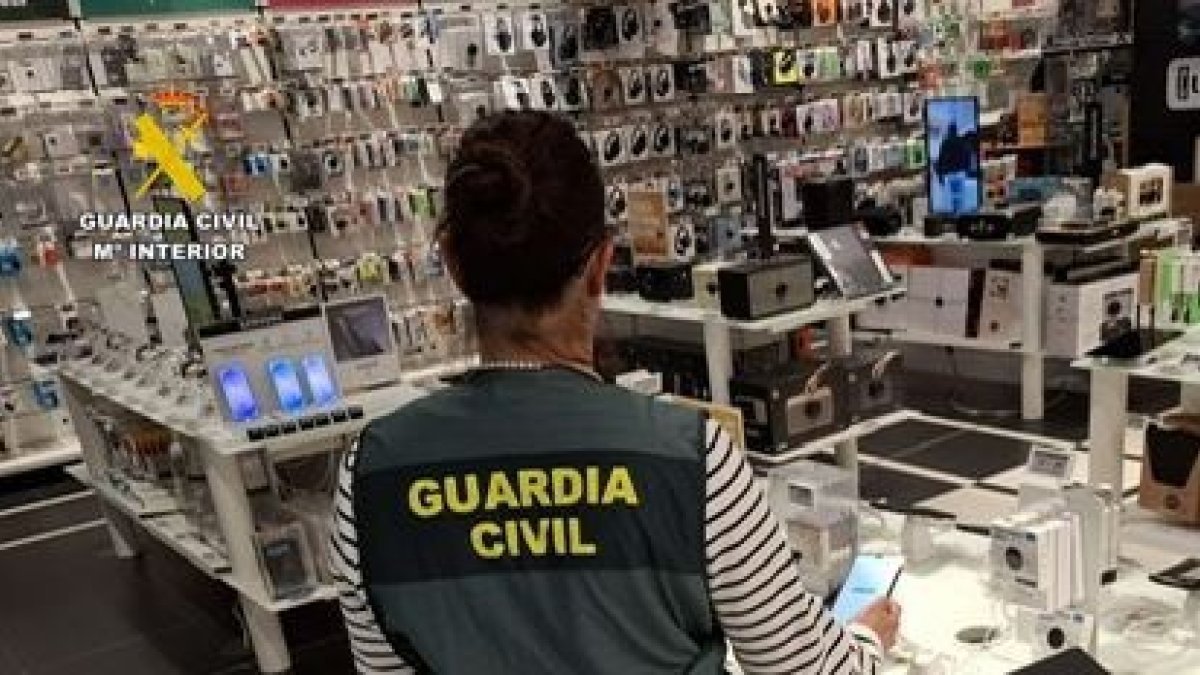 Archivo - Imagen de un agente de la Guardia Civil en el establecimiento.
