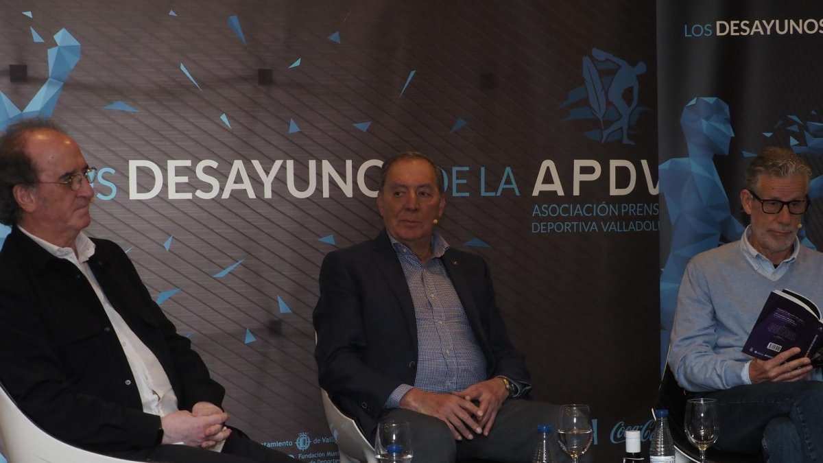 Julián Redondo, José Miguel Ortega y Javier Ares en Los Desayunos de la APDV.