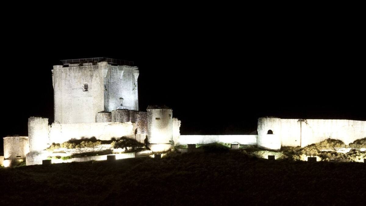 La iluminación nocturna realza la silueta del Castillo de Íscar, uno de los grandes símbolos patrimoniales de Valladolid.