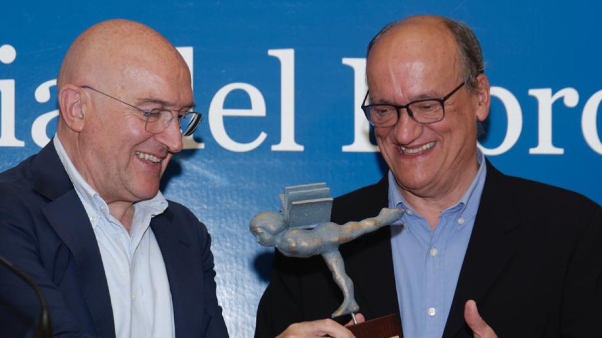 El alcalde, Jesús Julio Carnero y el escritor Gustavo Martín Gazo en la clausura de la Feria del Libro.