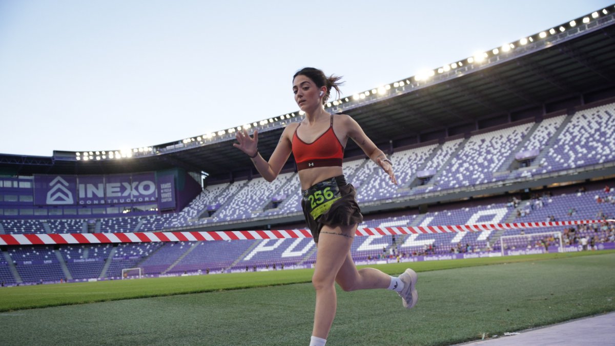 Una de las participantes de la Herbalife Nigut Run en su última vuelta al estadio Zorrilla.