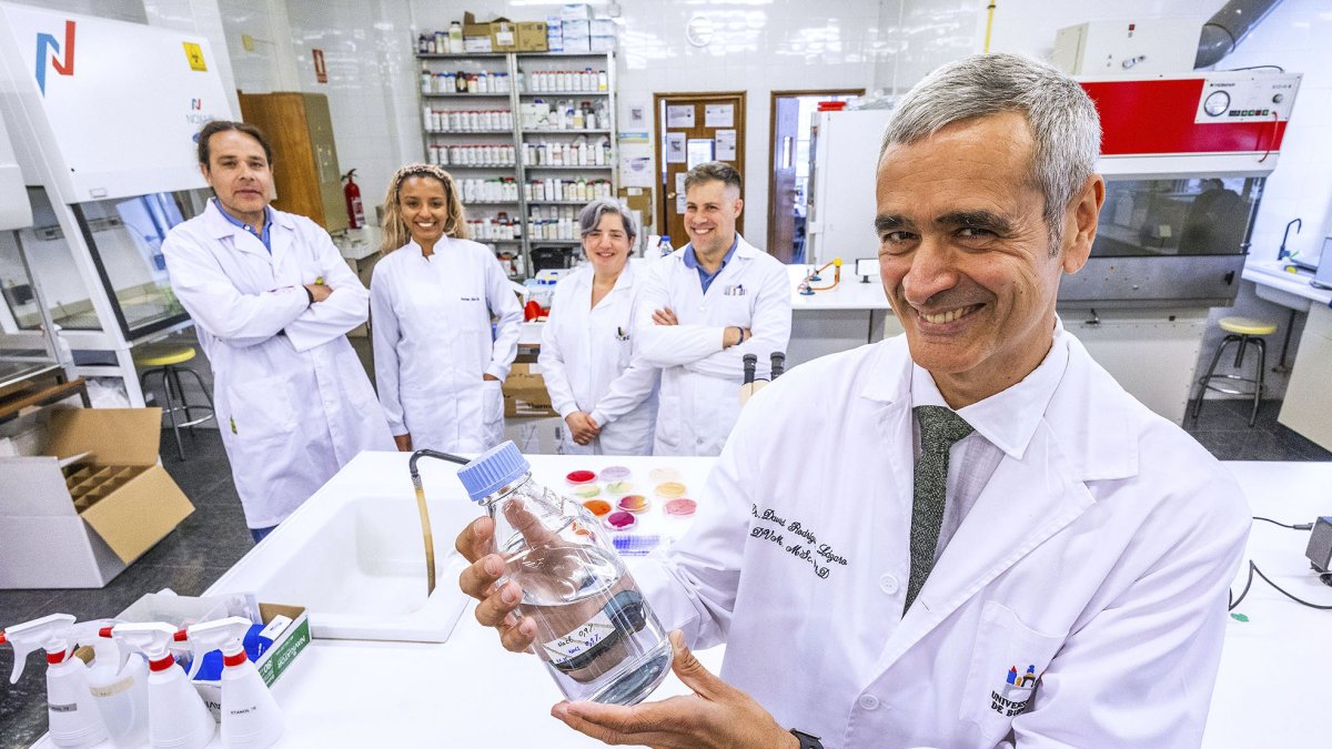 David Rodríguez Lázaro, con el equipo que aplica el sistema de vigilancia epidemiológica basado en el análisis de aguas residuales.