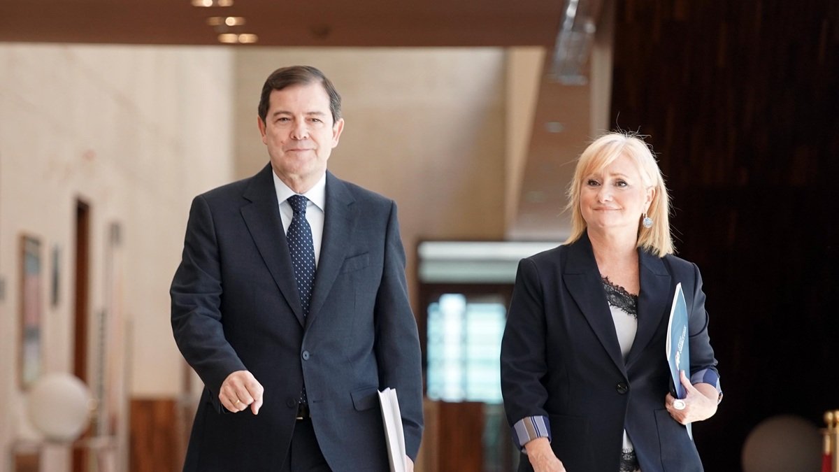 Alfonso Fernández Mañueco y Leticia García a su llegada al hemiciclo para el debate de investidura.