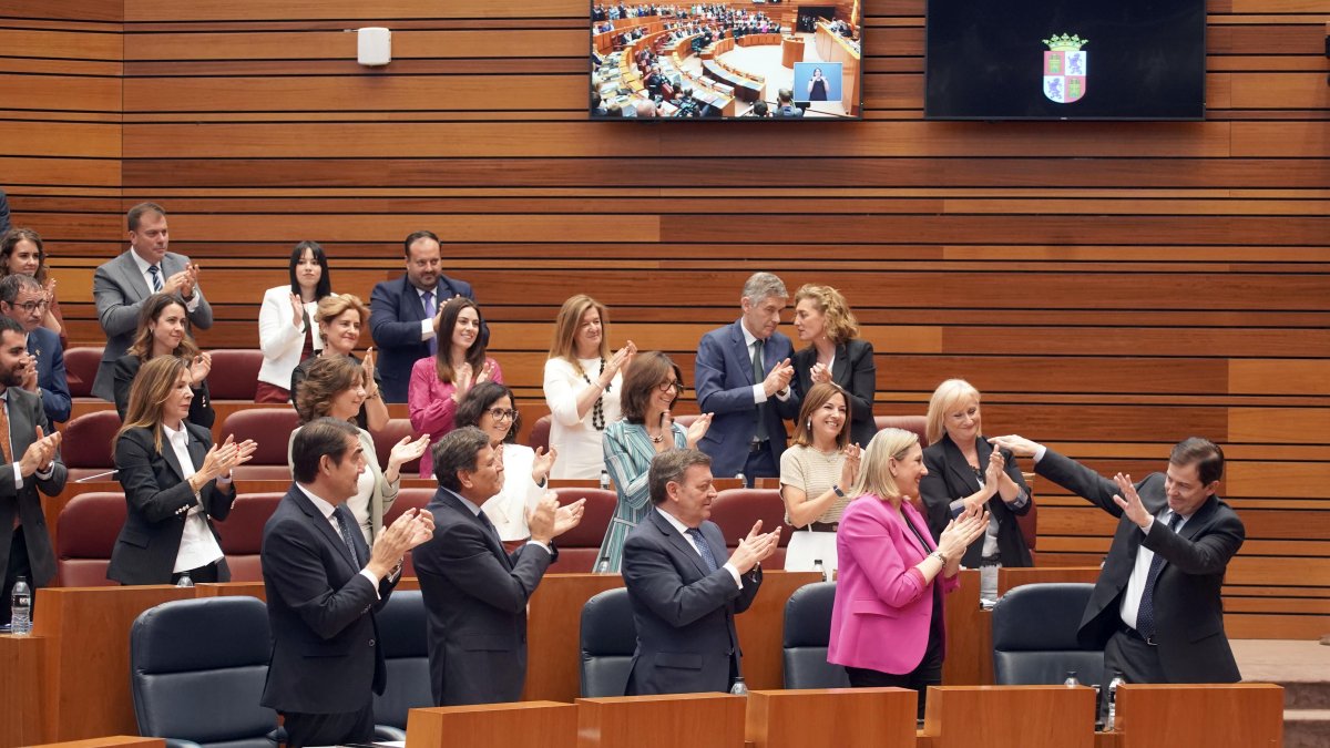Instantes del pleno de investidura en las Cortes de Castilla y León.