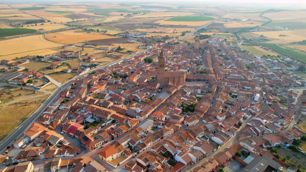 Las dos conocidas como ‘giraldas de Castilla’ elevan el perfil monumental de Alaejos sobre el paisaje de la meseta vallisoletana.