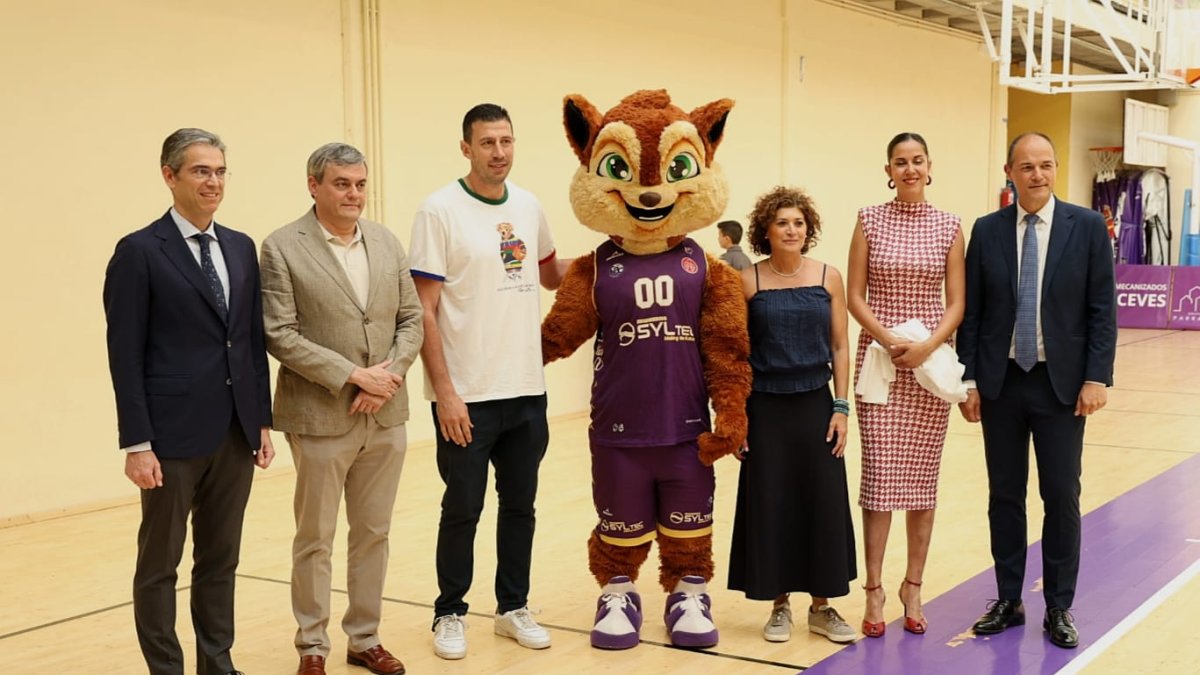 Foto de familia del reconocimiento a Sergio de la Fuente.