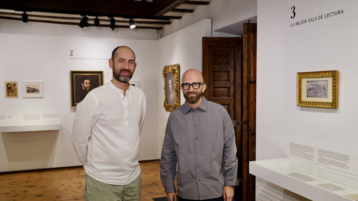 El director del Museo Casa de Cervantes, Pedro González, presenta el programa de actividades de verano de la institución junto al comisario de la muestra ‘La biblioteca’, Antonio Custodio López.