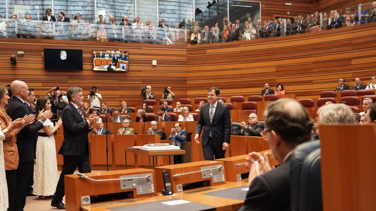 Rajoy aplaude a Alfonso Fernández Mañueco sentado en el escaño del presidente autonómico.