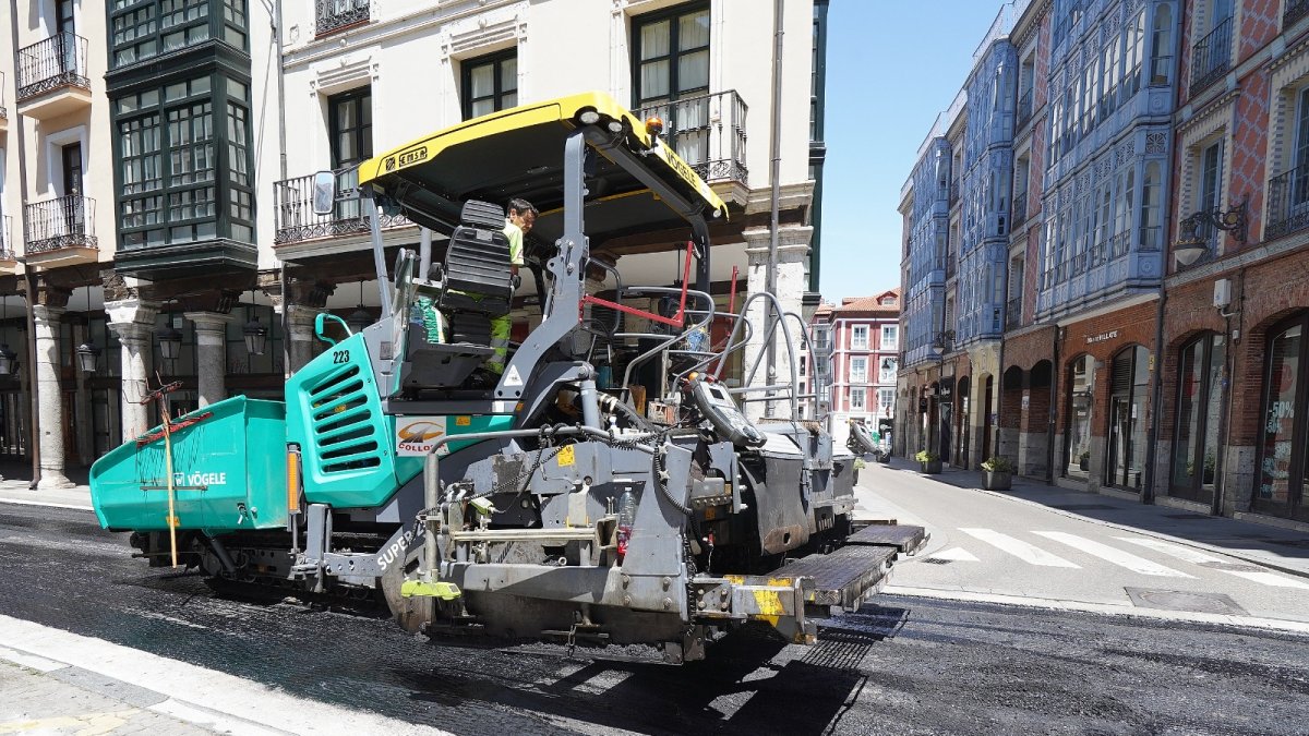 Una máquina interviene en una calle de Valladolid, en una imagen de archivo.
