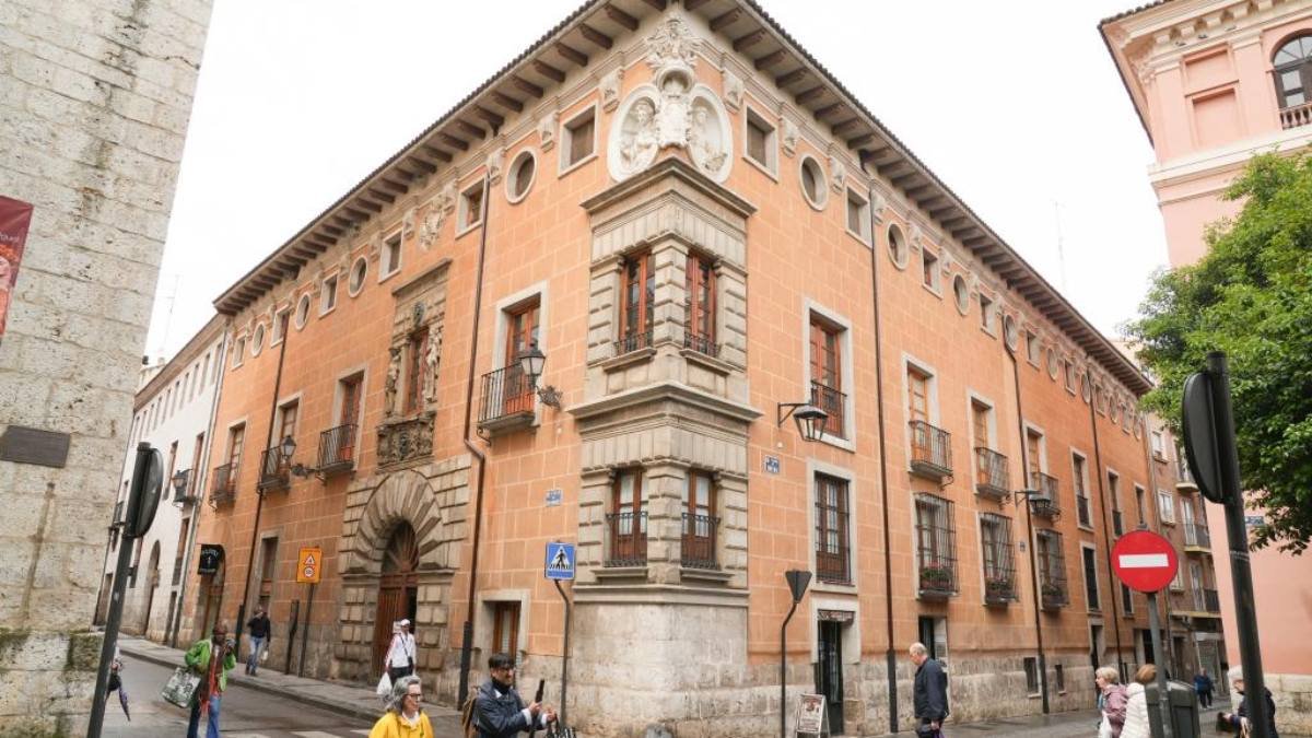 El Palacio de los Marqueses de Valverde, en la esquina de San Ignacio con Expósitos, conserva una de las fachadas más reconocibles del Valladolid histórico.