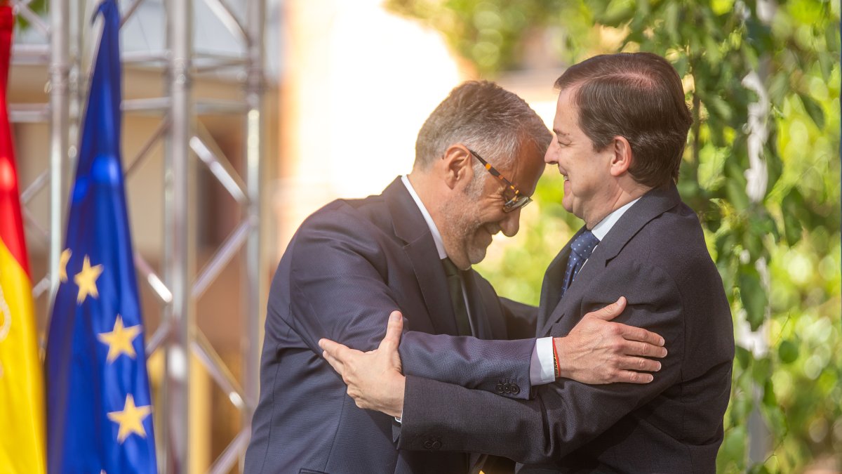 El presidente de la Junta, Alfonso Fernández Mañueco, felicita al vicepresidente primero, Carlos Pollán, tras su toma de posesión