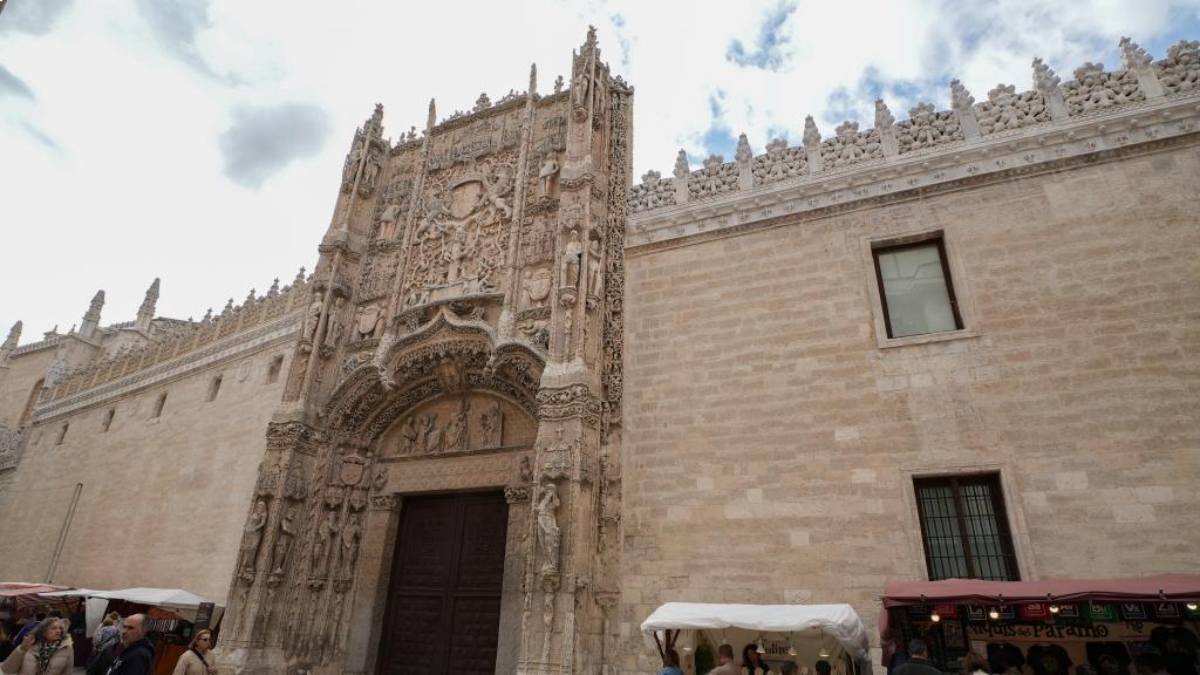 La espectacular fachada del Colegio de San Gregorio, en pleno centro de Valladolid, sigue sorprendiendo por la cantidad de figuras, símbolos y detalles tallados en piedra.