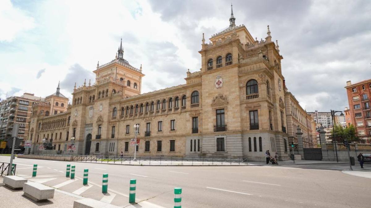 La Academia de Caballería domina uno de los enclaves más reconocibles de Valladolid con una arquitectura inspirada en los grandes palacios renacentistas castellanos.