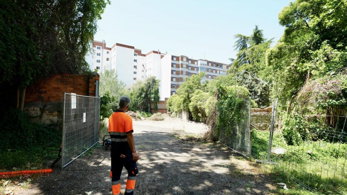 Un operario trabaja en las obras del parking del entorno de la Ciudad de la Justicia y el Edifico Rondilla.